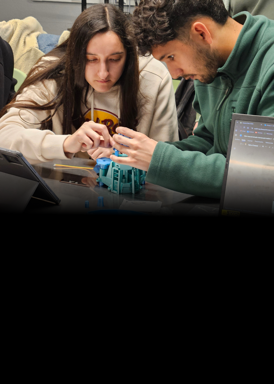 Estudiantes de PEM Biología construyen microscopios de código abierto con piezas impresas en 3D